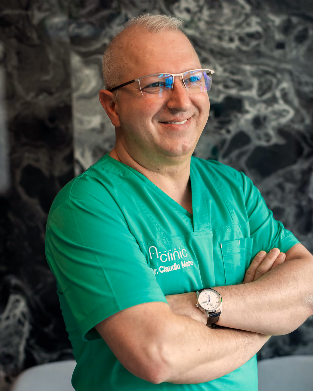 Dr. Claudiu Mare, în halat verde A Clinic, în cabinetul clinicii din Baia Mare